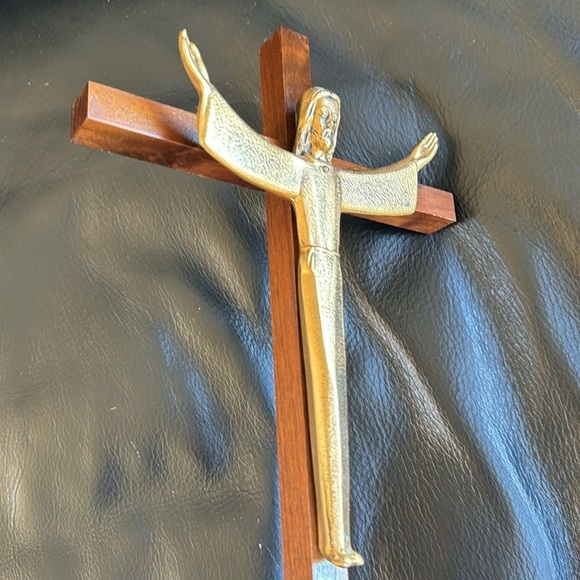 Solid brass Christ on wood cross - Picture 1 of 5